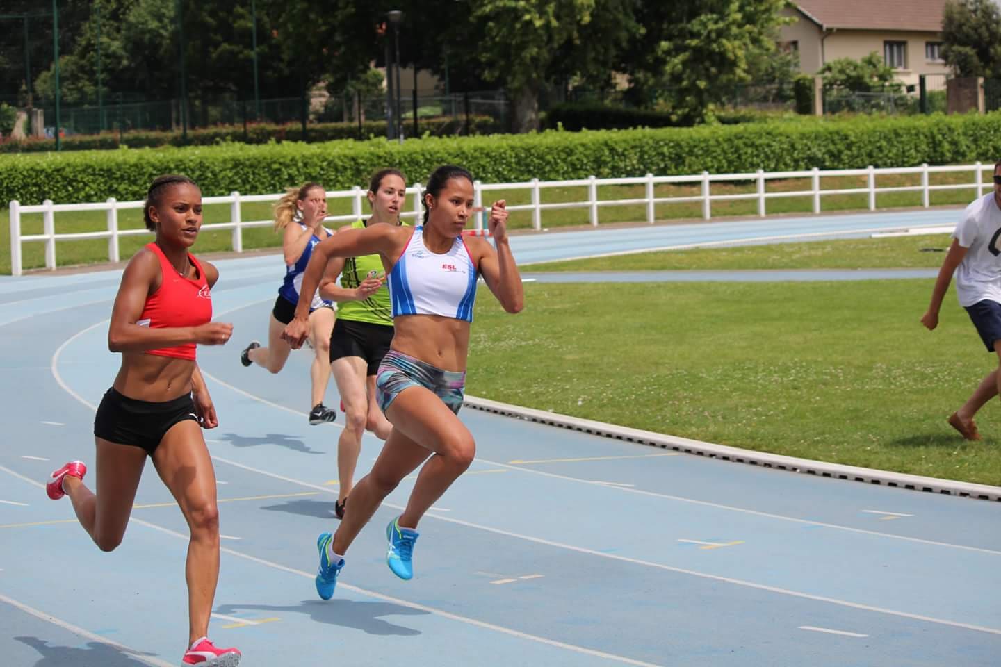 Record personnel pour Takina Bernardino sur 200m 25″25